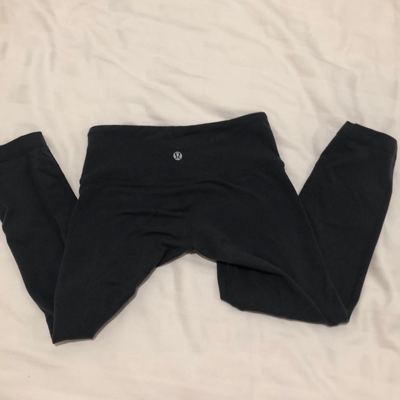 Gray cropped lulu leggings, lightly worn size 2 - Picture 2 of 2